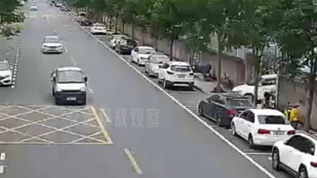 前后搭载小孩未戴头盔，幸好车速不快