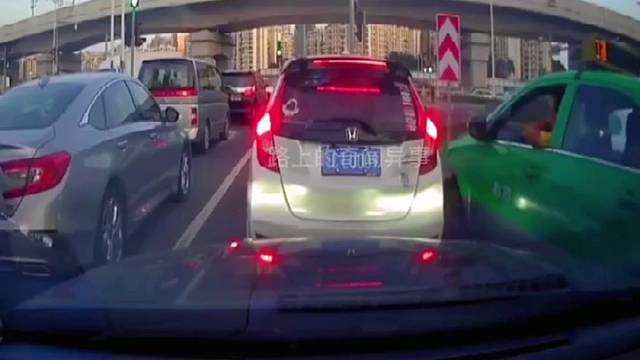 监控下的惊险车祸现场