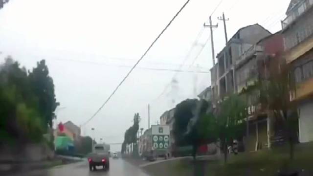 监控下的惊险车祸现场