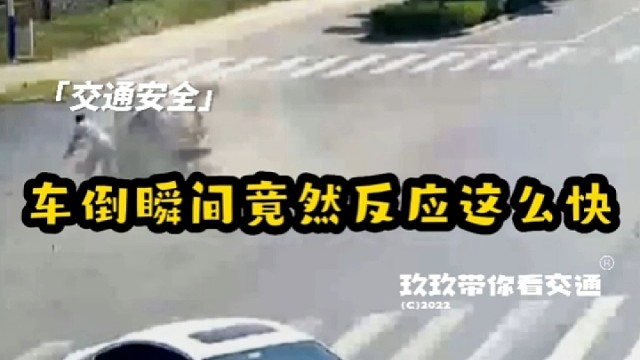 男子驾车闯红灯被撞致侧翻，车倒瞬间侥幸逃生！