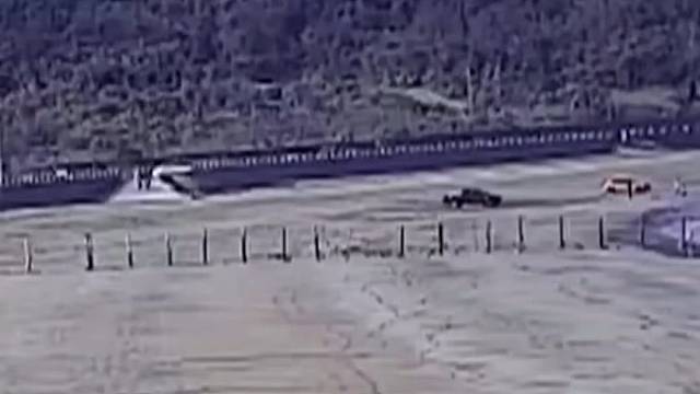 多变体汽车智能皮卡后箱盖改装之皮卡“翻车了”