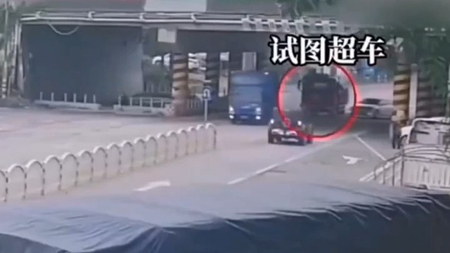 大货车试图超车，不料撞上隔离护栏