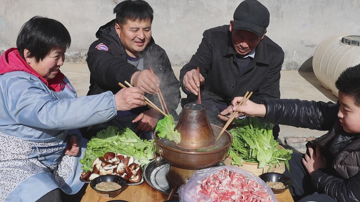 3斤羊肉，2斤肥牛，一家老少围着铜锅涮肉吃，肉质鲜嫩，其乐融融