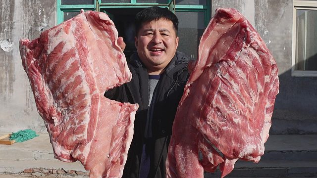 200元买了2整扇排骨，农村柴火铁锅炖排骨，一家8个人吃的美了