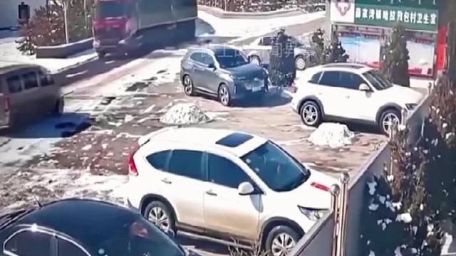 监控下的惊险车祸现场