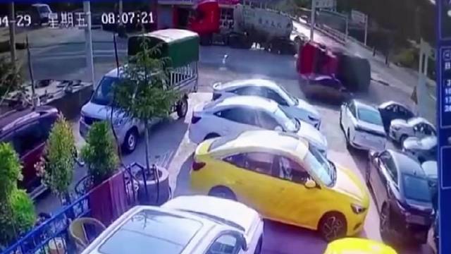 监控下的惊险车祸现场