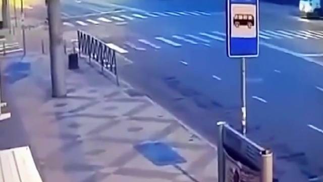 监控下的惊险车祸现场