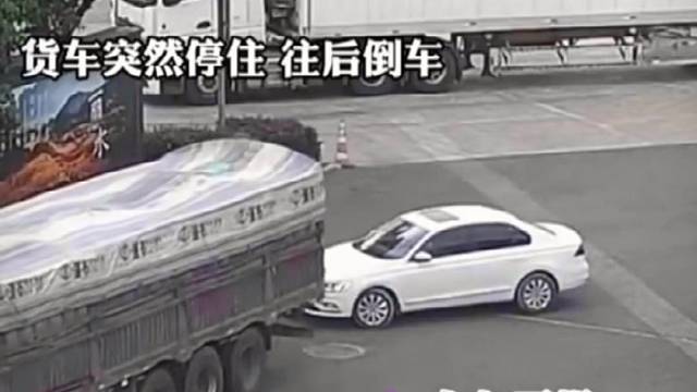 监控下的惊险车祸现场