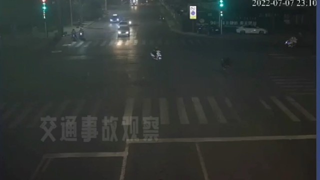 超员电动车闯红灯的一瞬间，遇上了赶时间的出租车