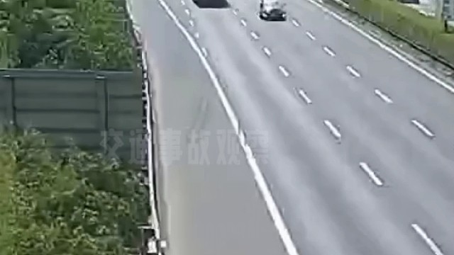 小车司机高速上疲劳驾驶，开启碰碰车模式