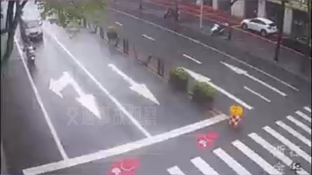 两位驾驶员漠视交规，结果自食苦果