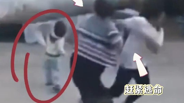 就差那么一点点！母亲冒着被砸的危险，奋不顾身向前冲