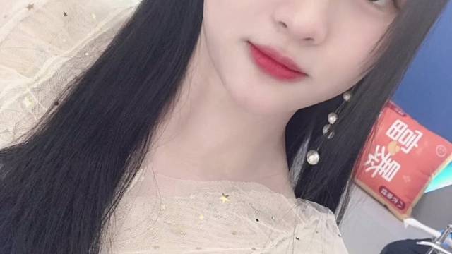 山茶花读不懂白玫瑰，下一句谁来接