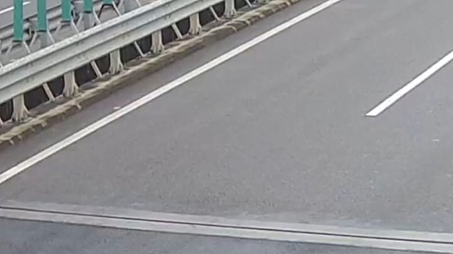 轮胎突然脱落，货车撞上护栏侧翻，危急玩时间！他们......