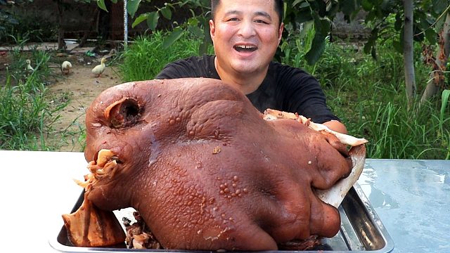 550元买个55斤大牛蹄，柴火铁锅大炖牛头，吃牛头喝烈酒，过瘾