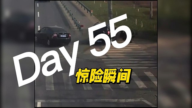 两车相撞，失控撞向行人！惊险躲避！！！