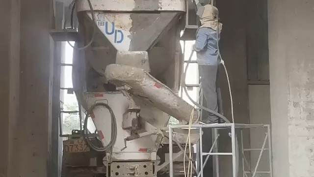 水泥搅拌车除锈除漆翻新