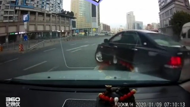 要是我，我会摁两下喇叭庆祝一下