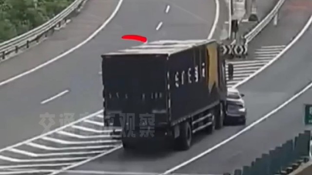 高速路上突然变道，大货车避让不及直接撞上