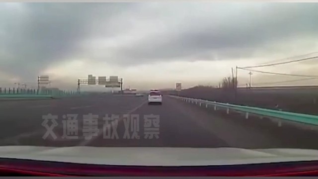 连续变道不变灯，把别人害惨了