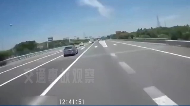 错过出口强行变道，害人害己