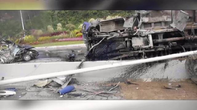 监控下的惊险车祸现场