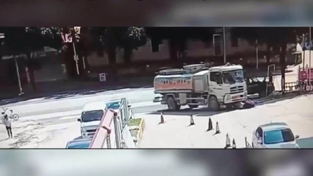 监控下的惊险车祸现场