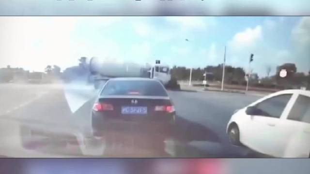 监控下的惊险车祸现场