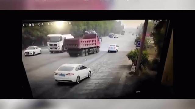 监控下的惊险车祸现场