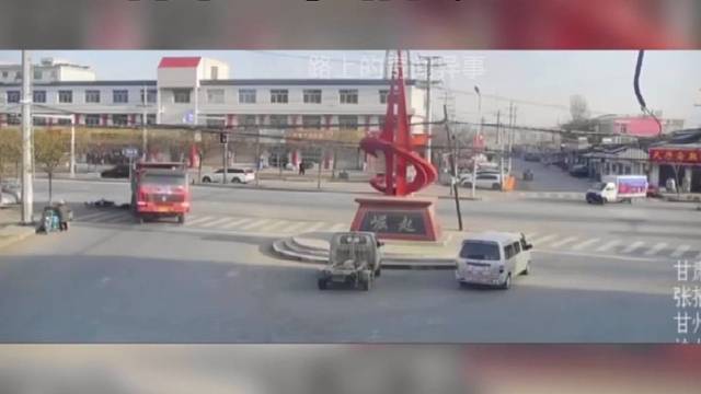监控下的惊险车祸现场