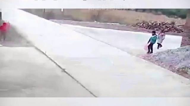 监控下的惊险车祸