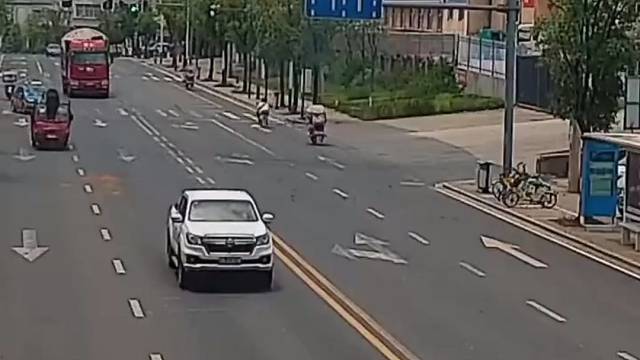 这个出租车司机真吓人，动不动就给我一个转弯