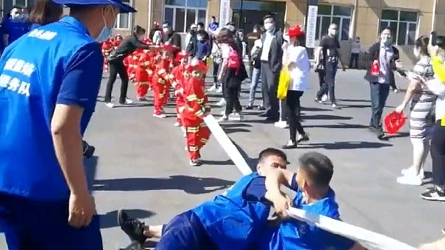 消防员哥哥:负责放水我们是认真的