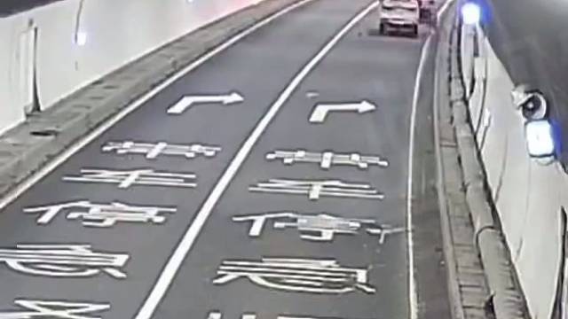 惊险一幕，副驾驶的妻子刚刚下车就来了一辆大货车把车撞了！