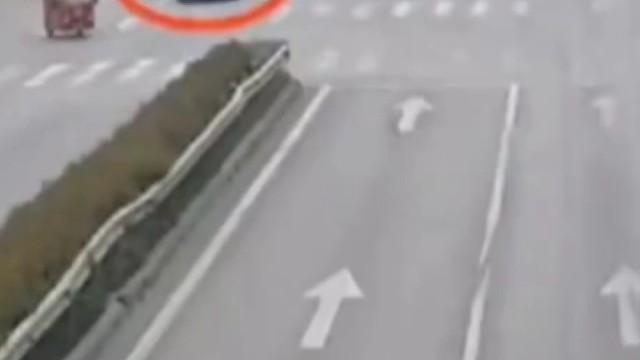 车速过快，躲避不急酿事故