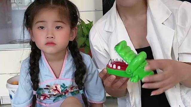 亲子互动游戏！妈妈我的脚被鲨鱼咬了