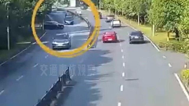 汽车侧翻，快递小哥从后车窗钻入救人