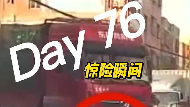 女子骑车险被卷入车底，翻滚逃命躲过一劫！