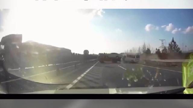 监控下的惊险车祸现场