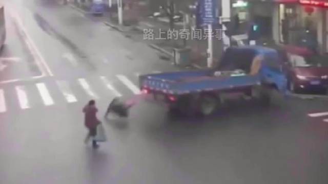 监控下的惊险车祸现场