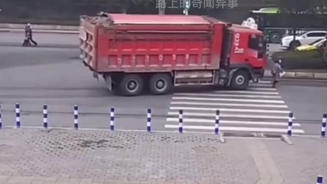 监控下的惊险车祸