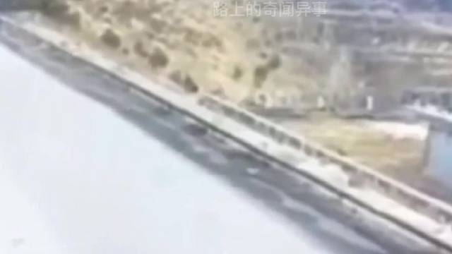 监控下的惊险车祸现场