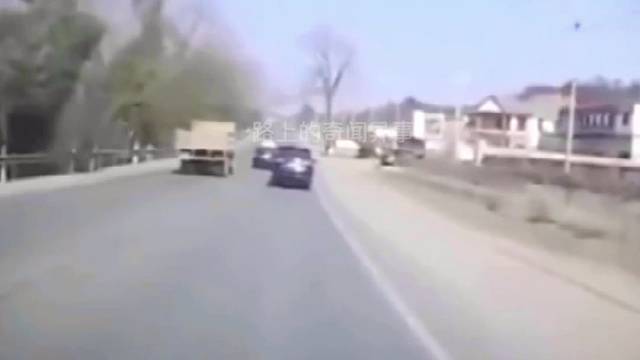 监控下的惊险车祸现场