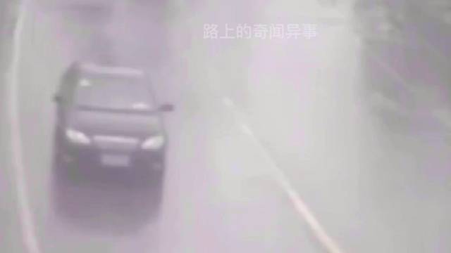监控下的惊险车祸现场