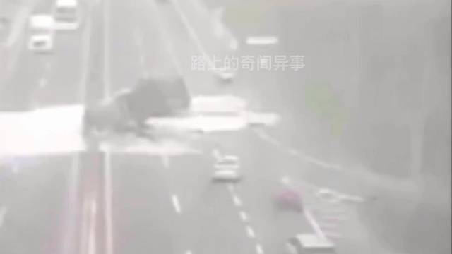 监控下的惊险车祸现场