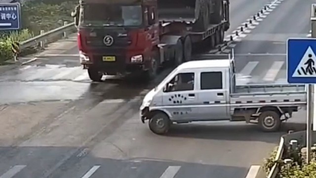 小货车不让行，很受伤