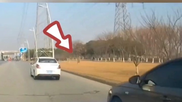 小黑车连续变道，后面车忍不了