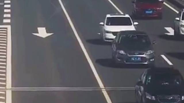 路口早准备，实线禁变道。