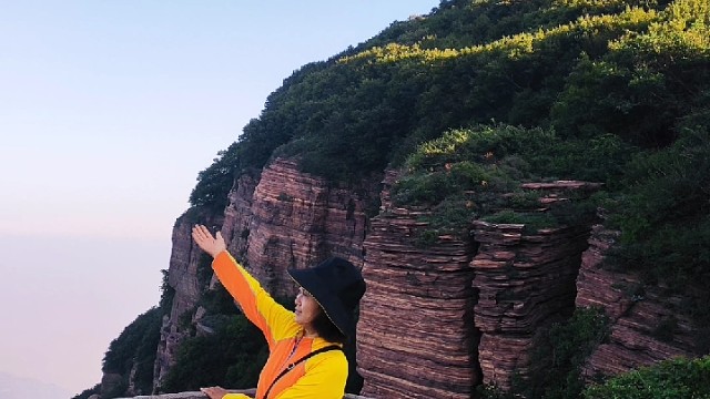 黛眉山顶露营活动