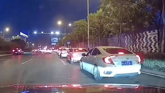 为了不让我加塞，真是又菜又爱玩